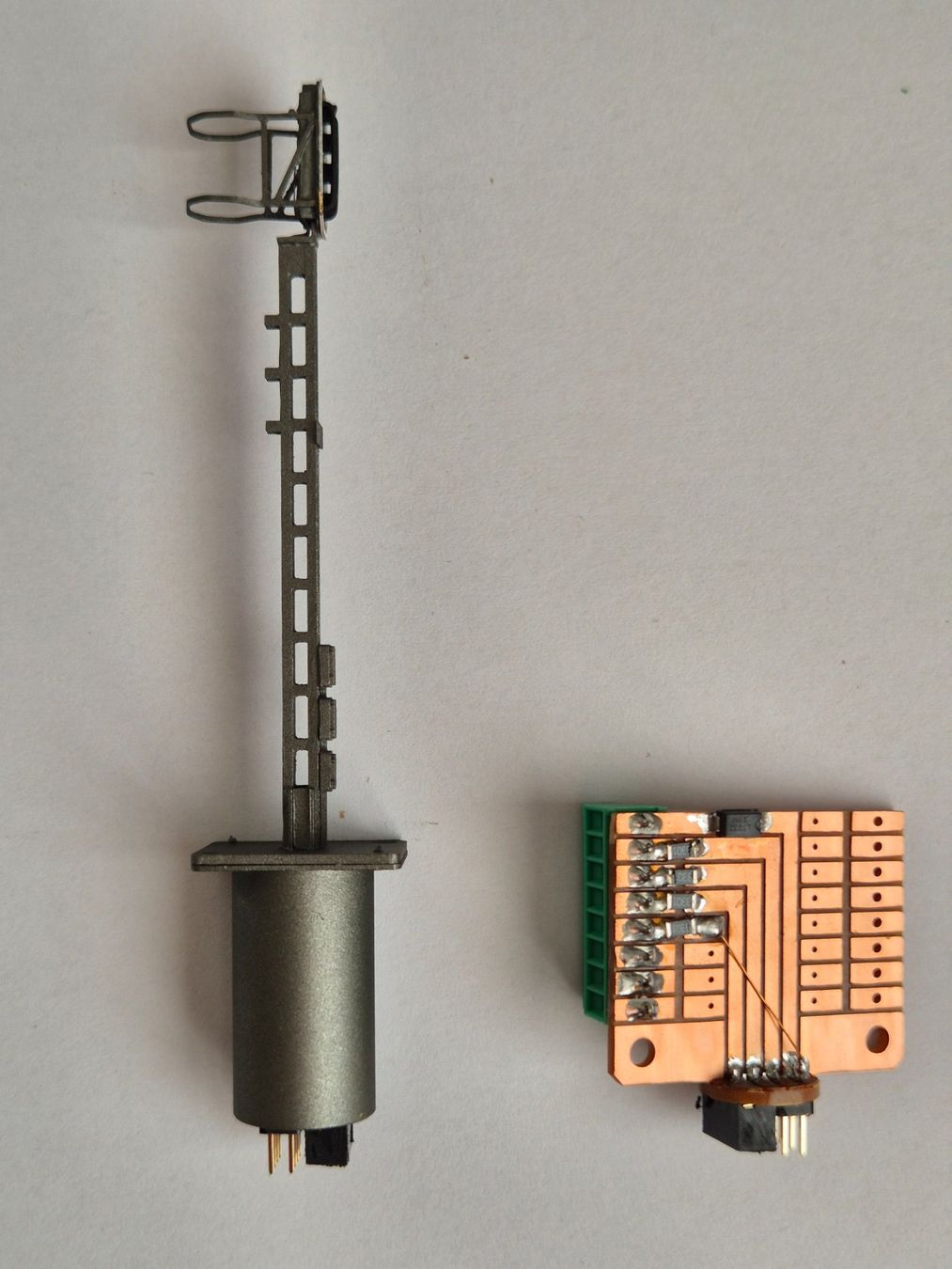 Märklin Modelleisenbahnen: 2 Stk Modellbahn Signal MicroScale 301-H-C – Gebraucht aus Oberrohrdorf von arfeso