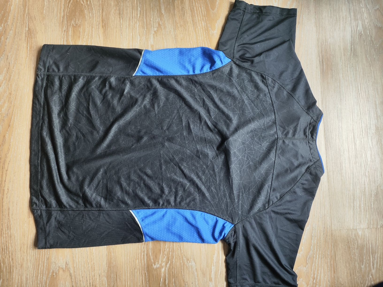 Decathlon Trainer, Turnhosen & -trikots: Radtrikot. Sportliches Design – Gebraucht aus Winterthur von Ajcps 1