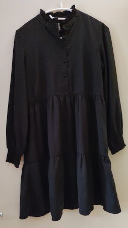 Robe noire fluide à volants, Peices, taille S, comme neuve