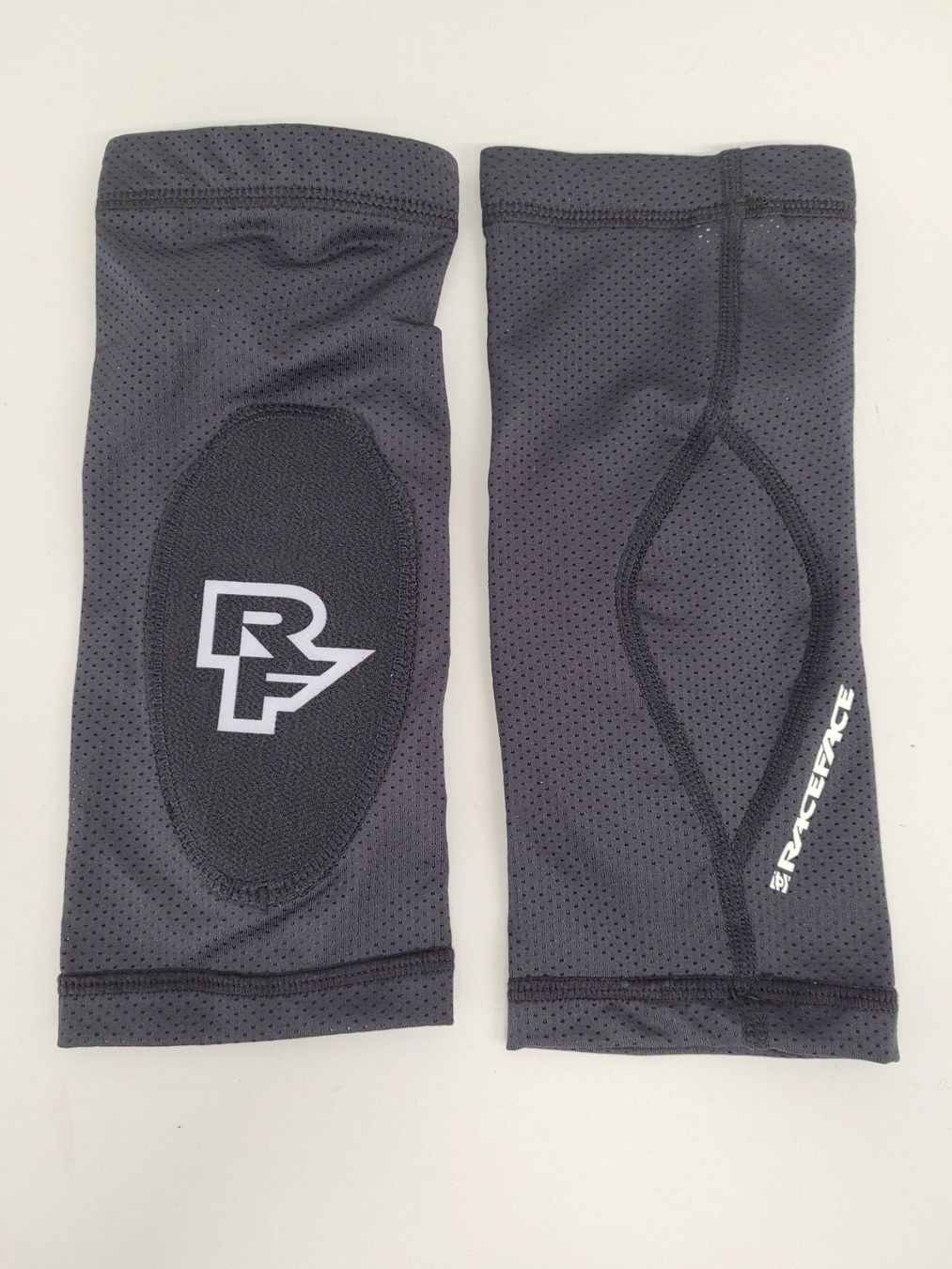 Race Face Schutz & Schoner: Race Face Charge Elbow, stealth, M – Neu und originalverpackt aus Giswil von mai_k7x7