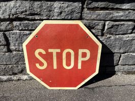 Verkehrsschild Stoppschild achteckig rot guter Zustand