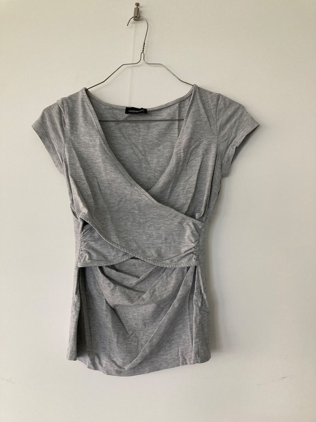 Top: 2 Umstands- und Stilltops grau & olive – Usato da Stäfa venduto da elog