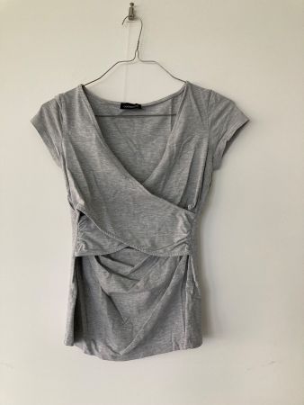 2 Umstands- und Stilltops grau & olive