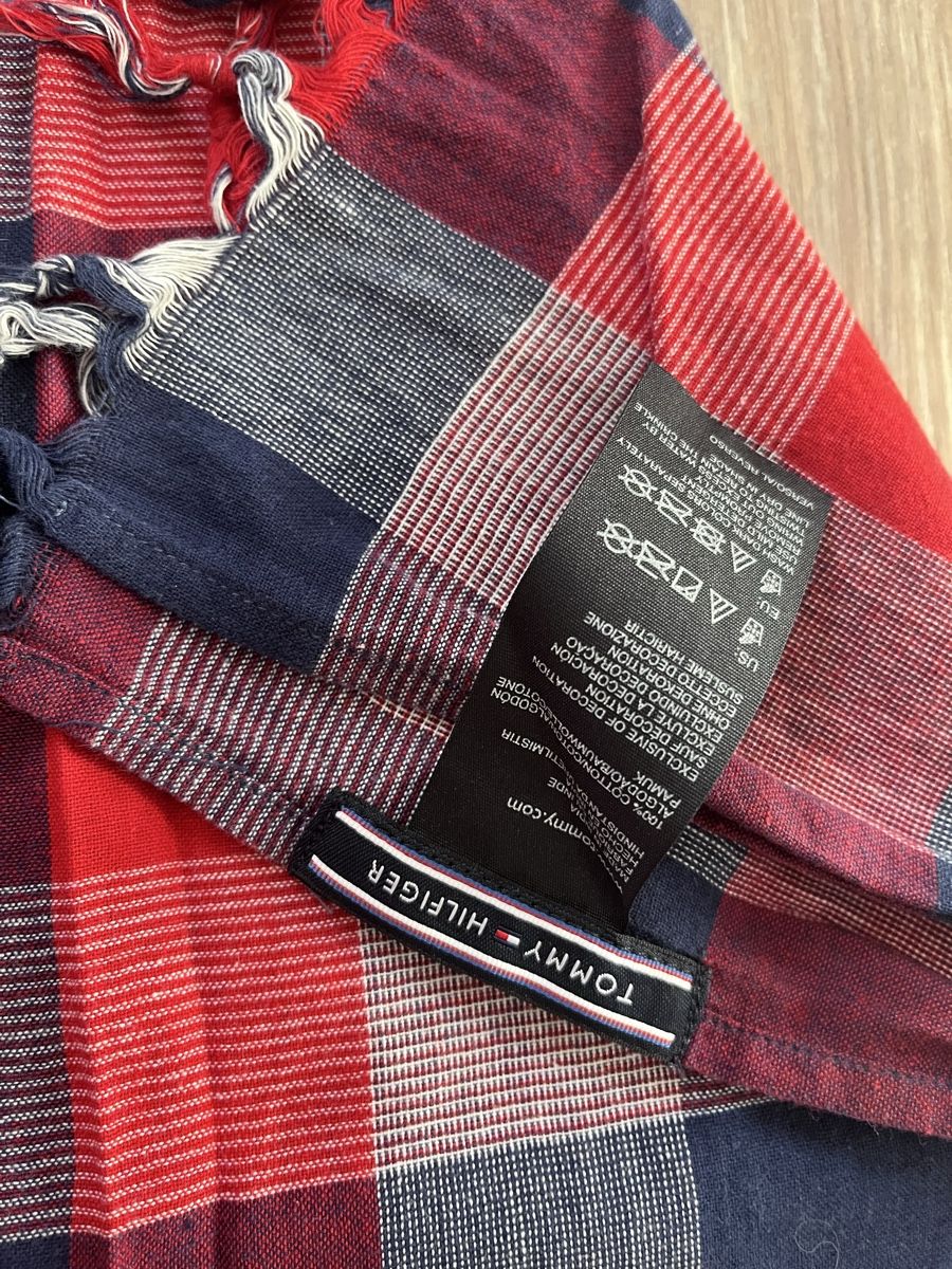 Tommy Hilfiger Foulard & Sciarpe: Foulard Tommy Hilfiger  – Nuovo (secondo la descrizione) da Sottens venduto da thigroux 2