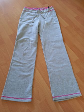 Graue Trainerhose mit pinkem Rand, in Grösse 38 von Tchibo