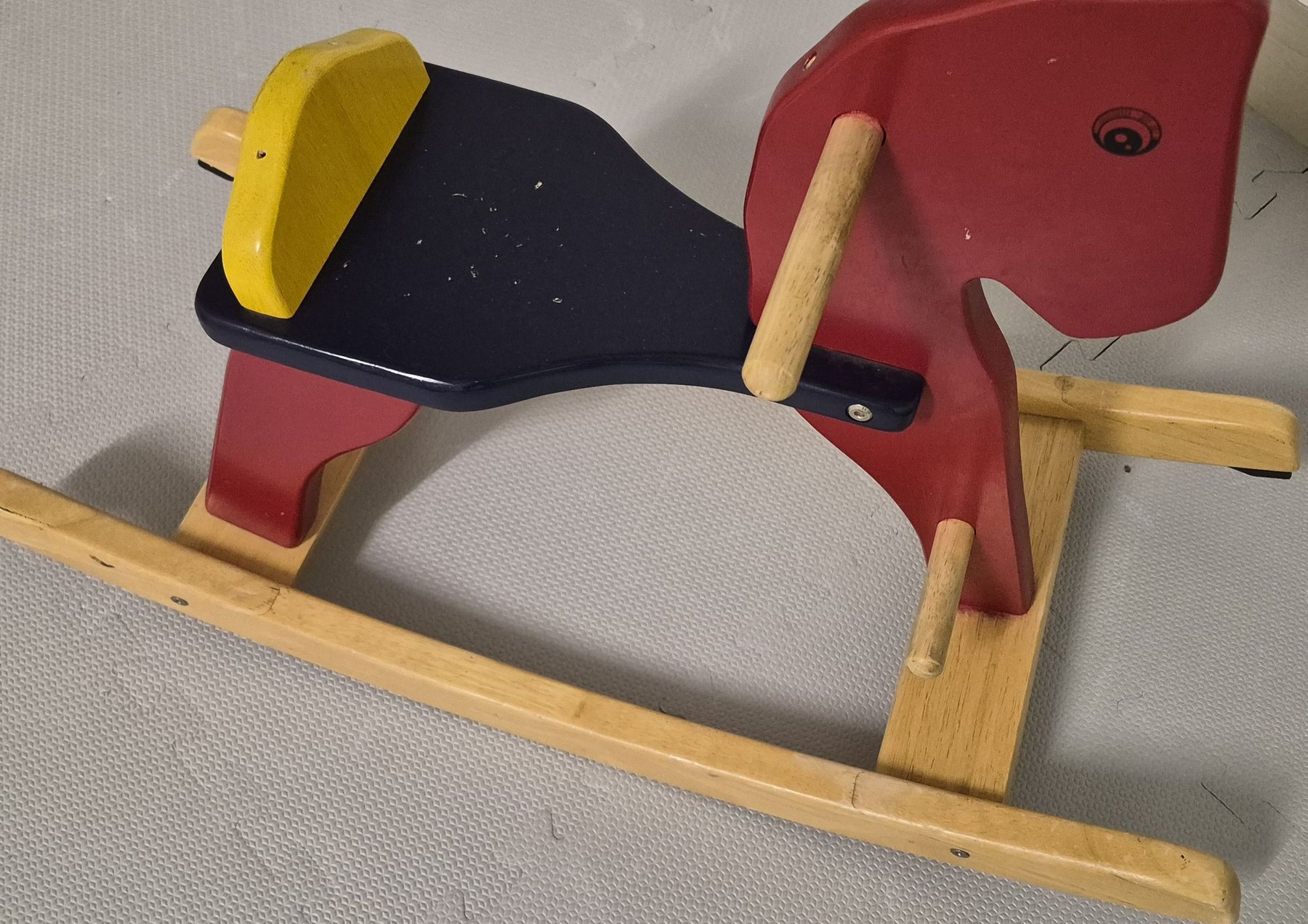 Jouets: Schaukelpferd Holz – D'occasion à Stallikon par pab_g9j6