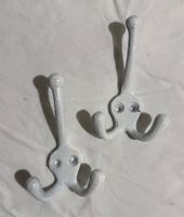 Zwei Wandhaken Metall weiss 3-armig