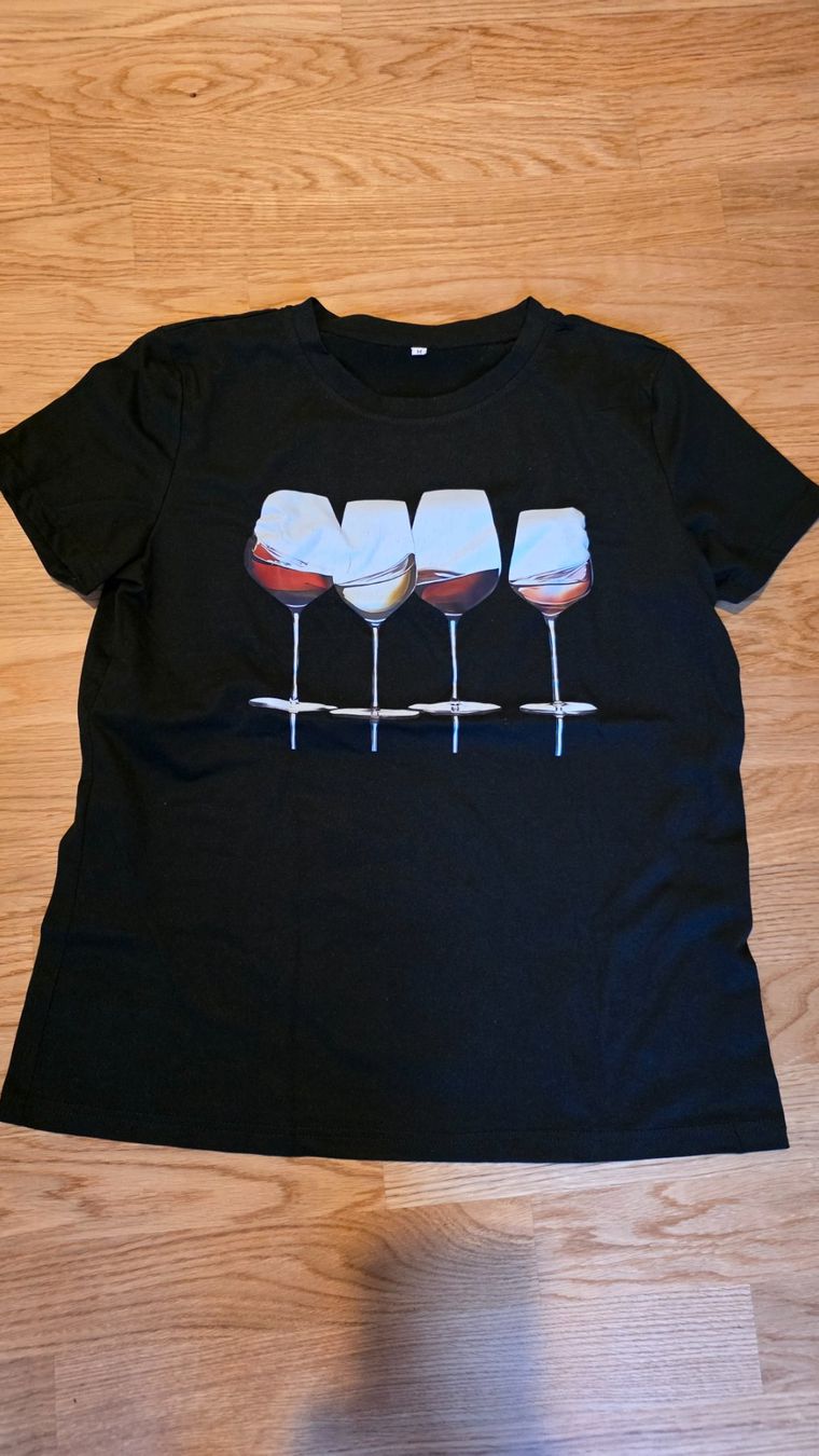 T-shirt: T-Shirt schwarz mit Weingläser – Usato da Dicken venduto da anita-123