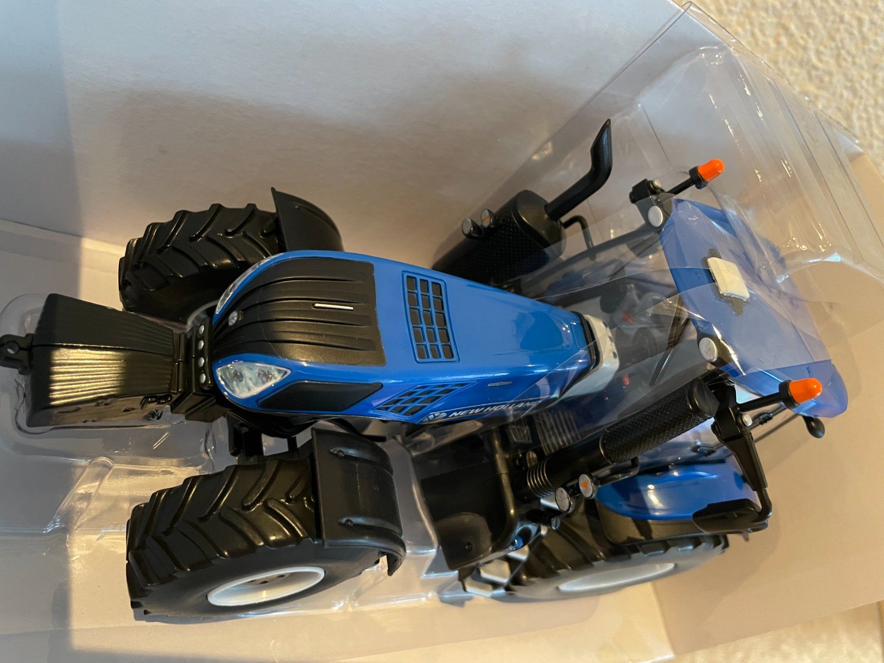 New Holland Trattori: New Holland T8.435 – Nuovo e nell'imballaggio originale da Kreuzlingen venduto da Stefan1150 1