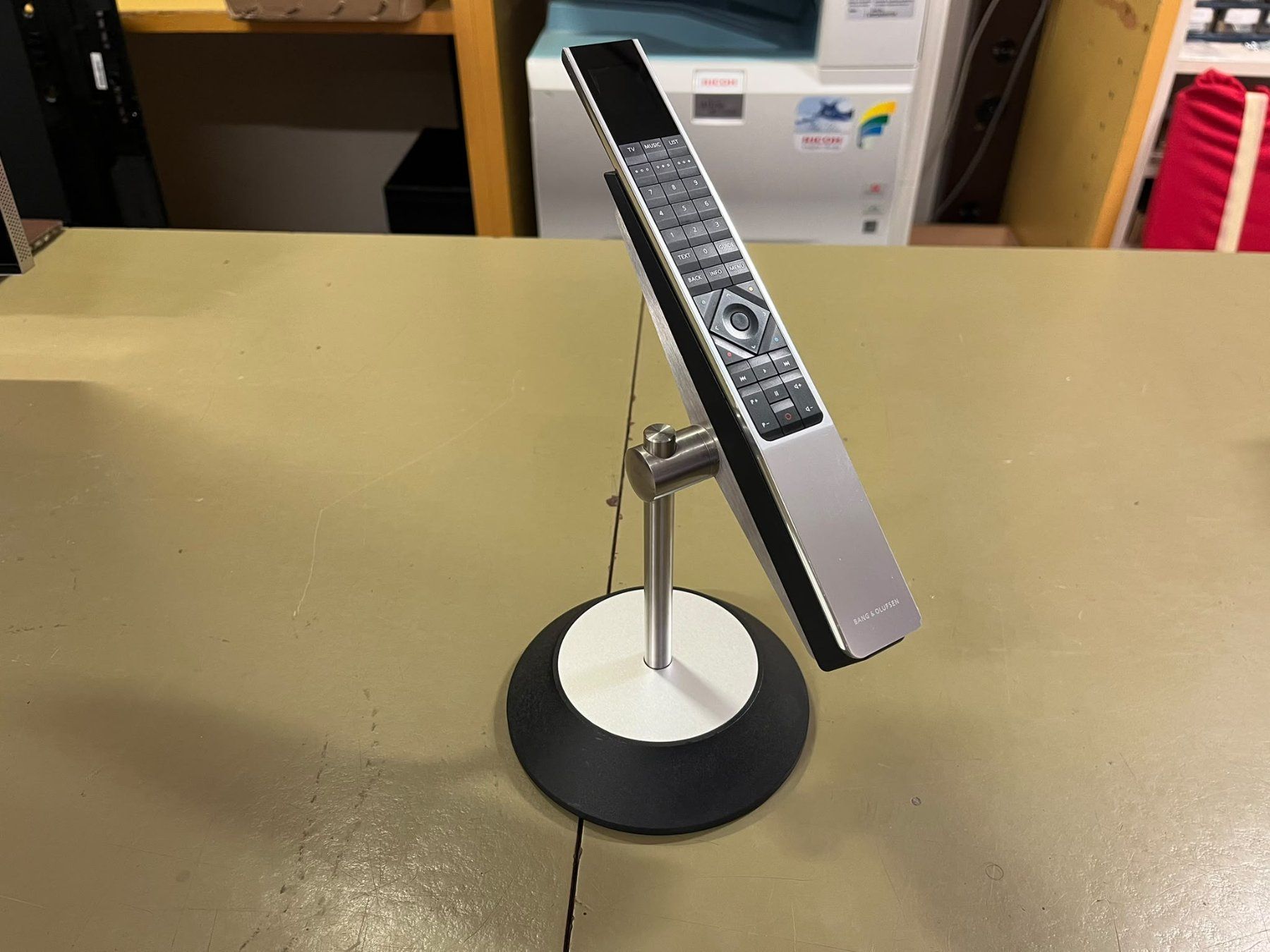 Bang & Olufsen Supporti a parete: Bang & Olufsen BeoRemote 1 Desk Stand – Usato da Lachen SZ venduto da fma8852