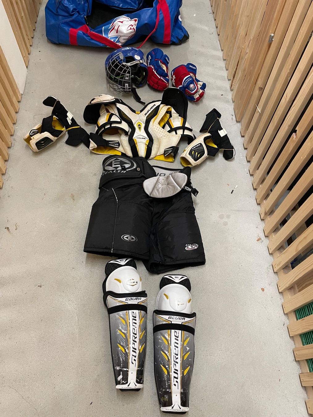 Schutz & Schoner: Eishockey Ausrüstung – Gebraucht aus Winterthur von