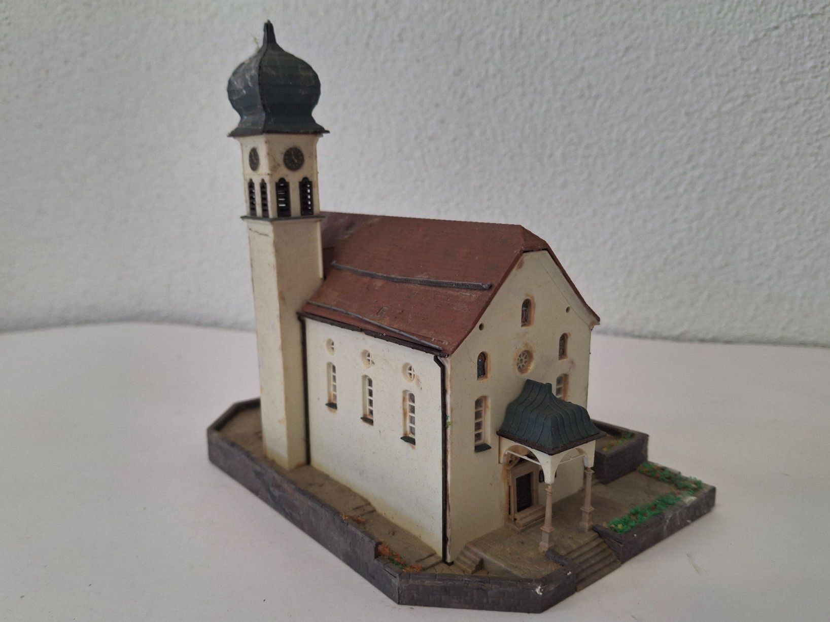Kibri Modellini di ferrovie: Modellbau Kibri Kirche – Usato da Reichenburg venduto da AK307