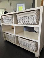Schöne Vintage Kommode inkl. 4 Körbchen