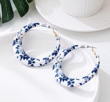 Boucles d'oreilles créoles motif floral bleu et blanc