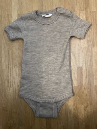 Babybody Joha beige Grösse 90 cm kurzarm neuwertig