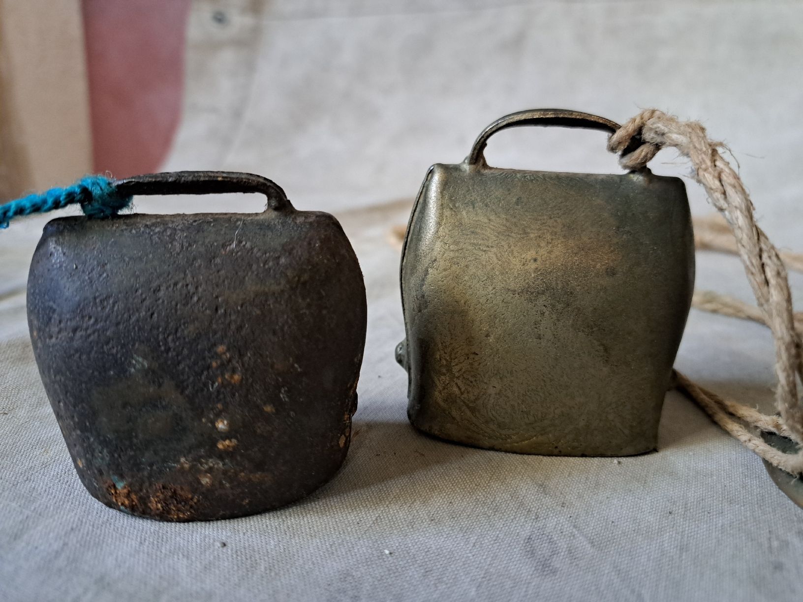 Campanacci mucche: Antike Glocken, Trycheln, Glöckchen wohl Geiss oder Schaf – Usato da Muotathal venduto da s_spiess 2