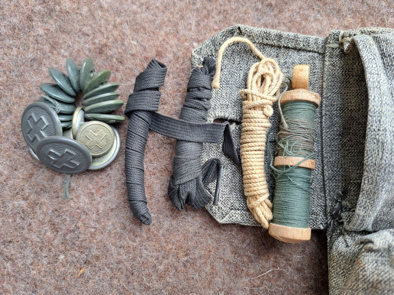 Schweizer Armee Uniformi: schweizer Armee Mannsputzzeug alt – Usato da Zufikon venduto da olinielsen 4
