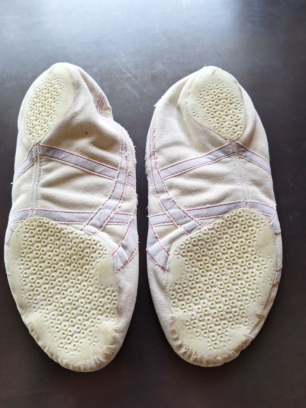 Asics Scarpe per ragazze: Geräteturnschuhe Asics Gr. 6 – Usato da Andelfingen venduto da Rihanna9 2