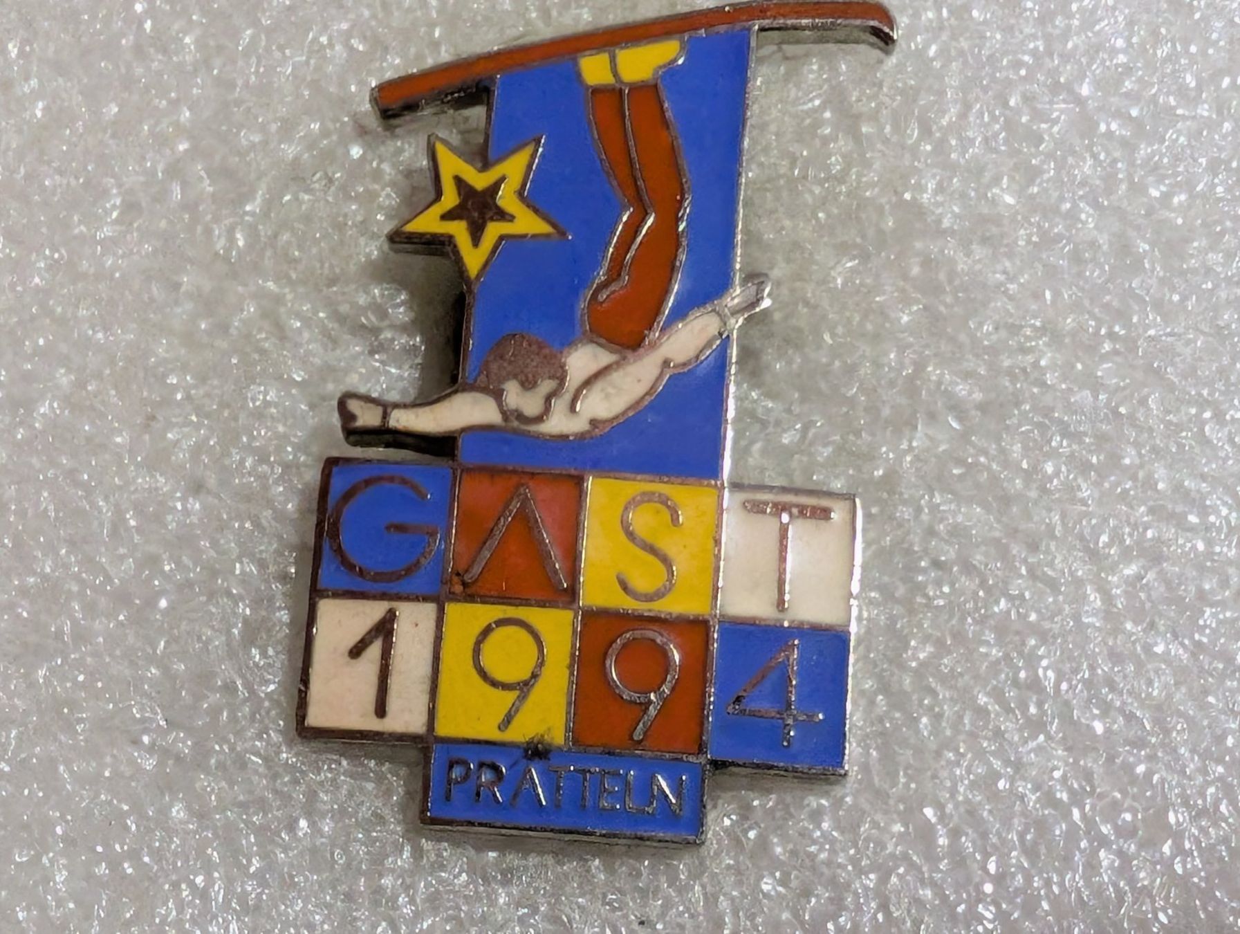 Placchette & Badge: Ansteckpin 243: Gast – Usato da Oppligen venduto da Pin-Fall-Shop