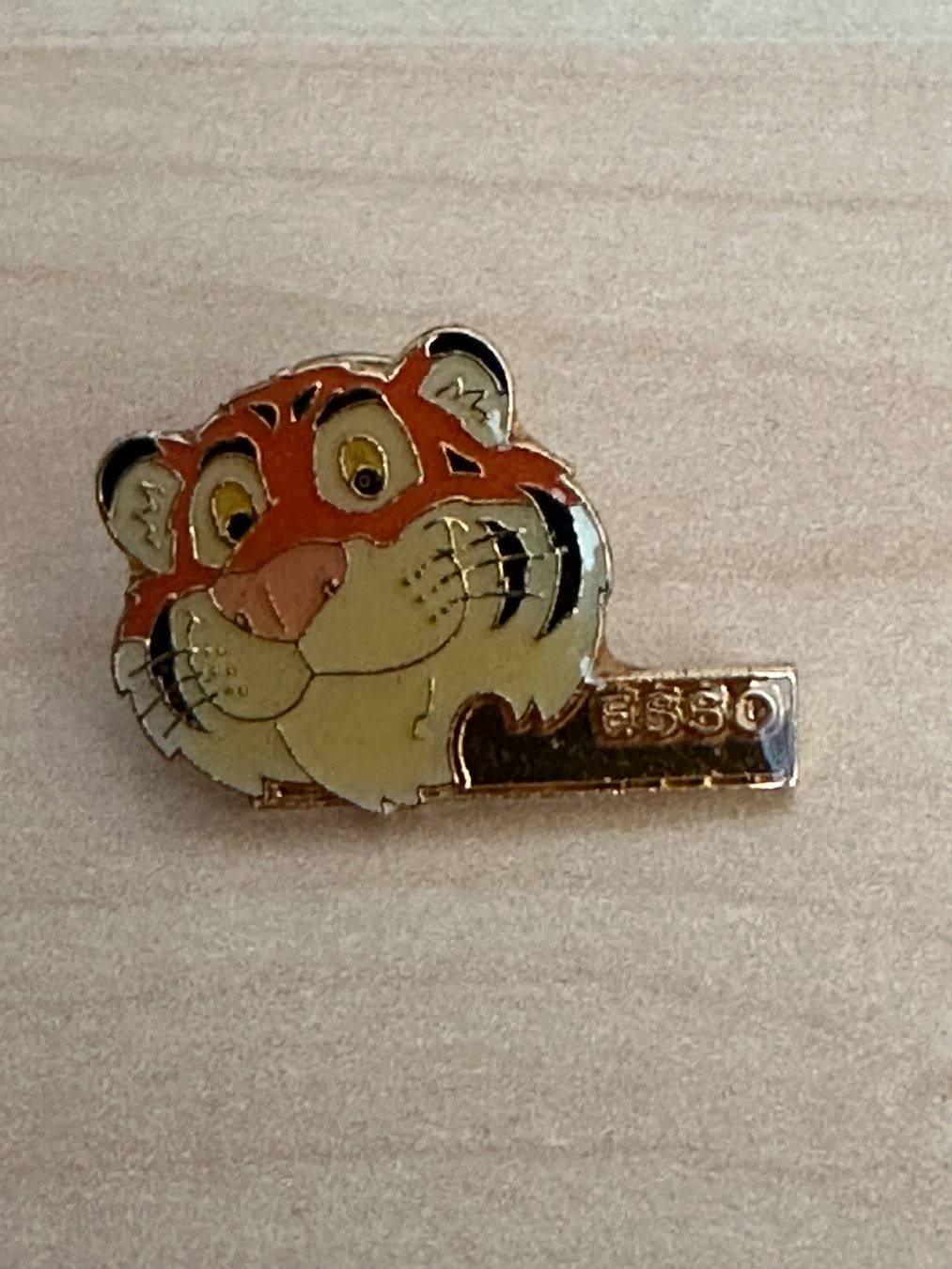 Esso Placchette & Badge: Pin der Firma Esso – Usato da Arlesheim venduto da Kunst-Krempel