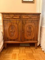 Commode en bois avec tiroirs et portes