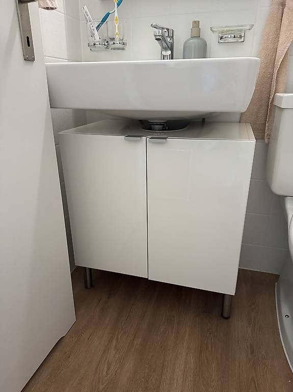Armoires: Ikea Badezimmer Schrank in weiss  – D'occasion à Basel par liv99