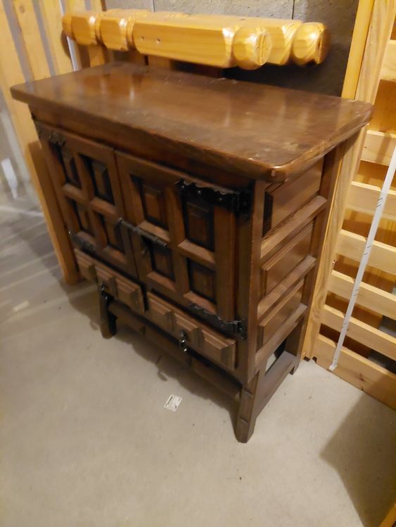 Commodes: Buffet rustique en bois massif avec portes – D'occasion à Oberschrot par 6mick