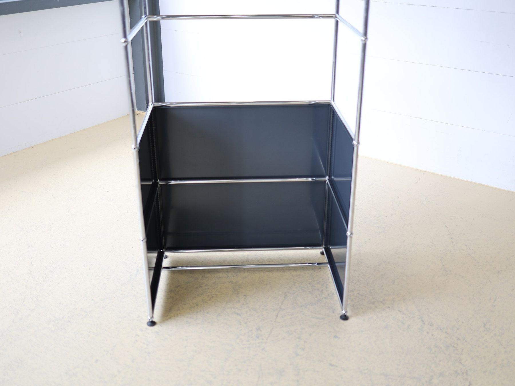 Guardaroba: USM Haller Garderobe | Anthrazit mit Kleiderstange | – Usato da Meinisberg venduto da atelier_TILIJA 4