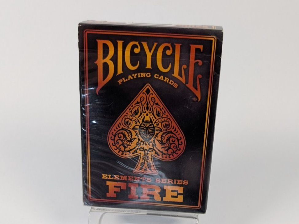 Giochi: Spielkarten Bicycle Elements Series Fire neuwertig – Nuovo (secondo la descrizione) da Ostermundigen venduto da TradeLab