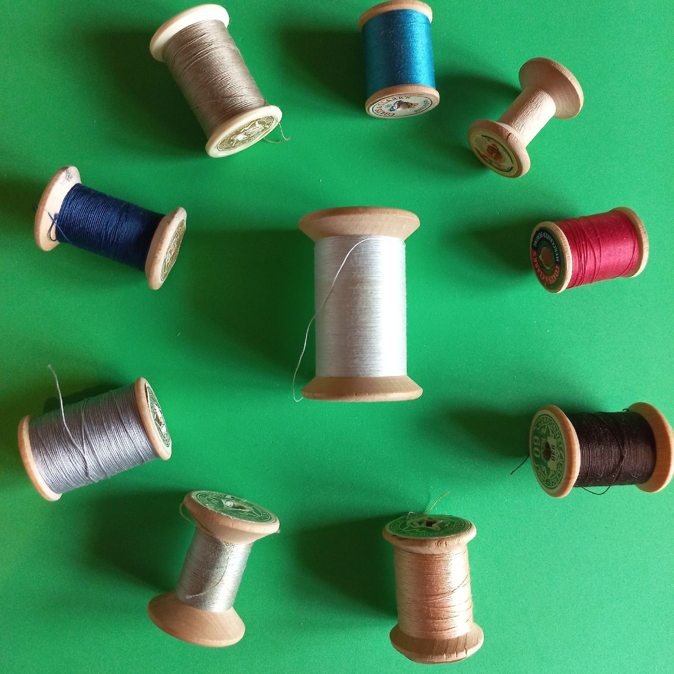 Cordelettes & Fils: Lot de 10 bobines de fil multicolores. – D'occasion à Dompierre FR par fat_xth5 4