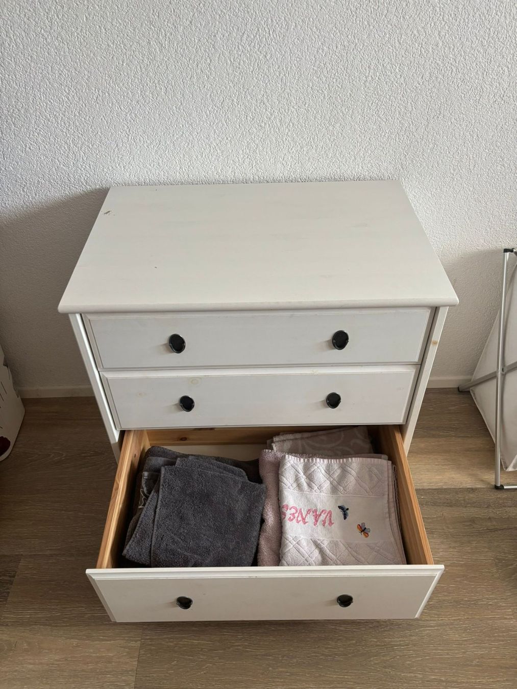 Cassettiere: Schöne Kommode mit 3 Schubladen im Landhausstil – Usato da Härkingen venduto da vxnessacx 2