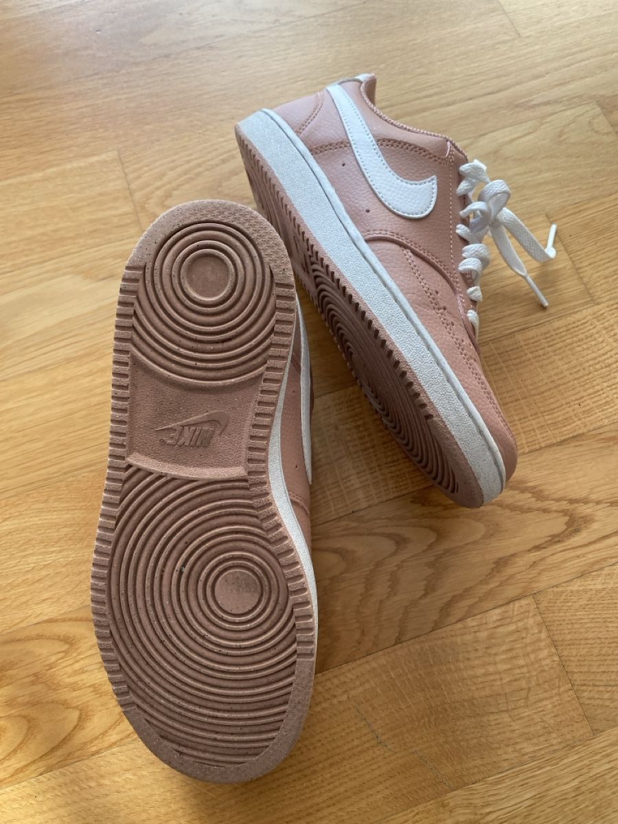 Nike Scarpe da donna: Nike Damenschuhe Gr 37.5 – Usato da Thun venduto da Intinity__ 1