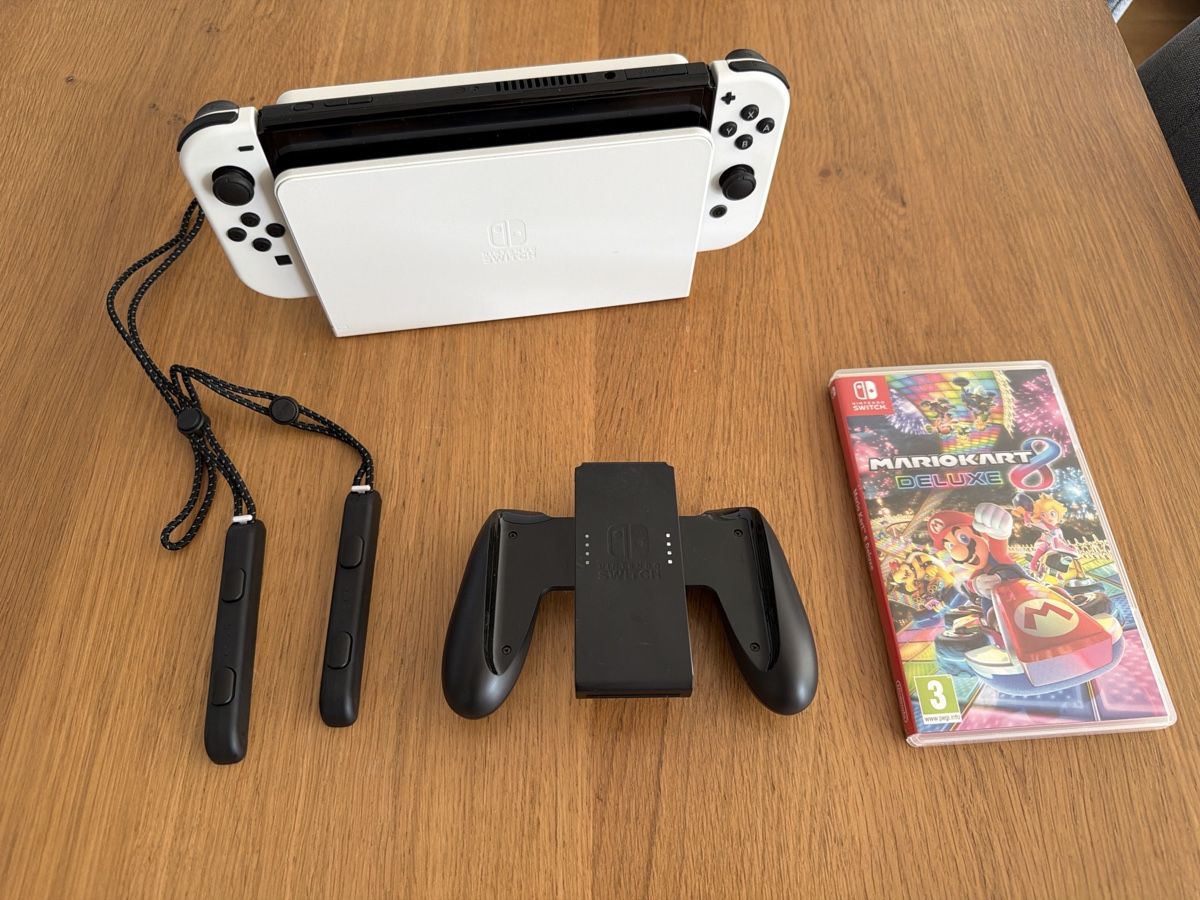 Nintendo Console: Nintendo Switch OLED White Console Bundle w Mario Kart 8 – Nuovo (secondo la descrizione) da Wettingen venduto da Jnelis 1