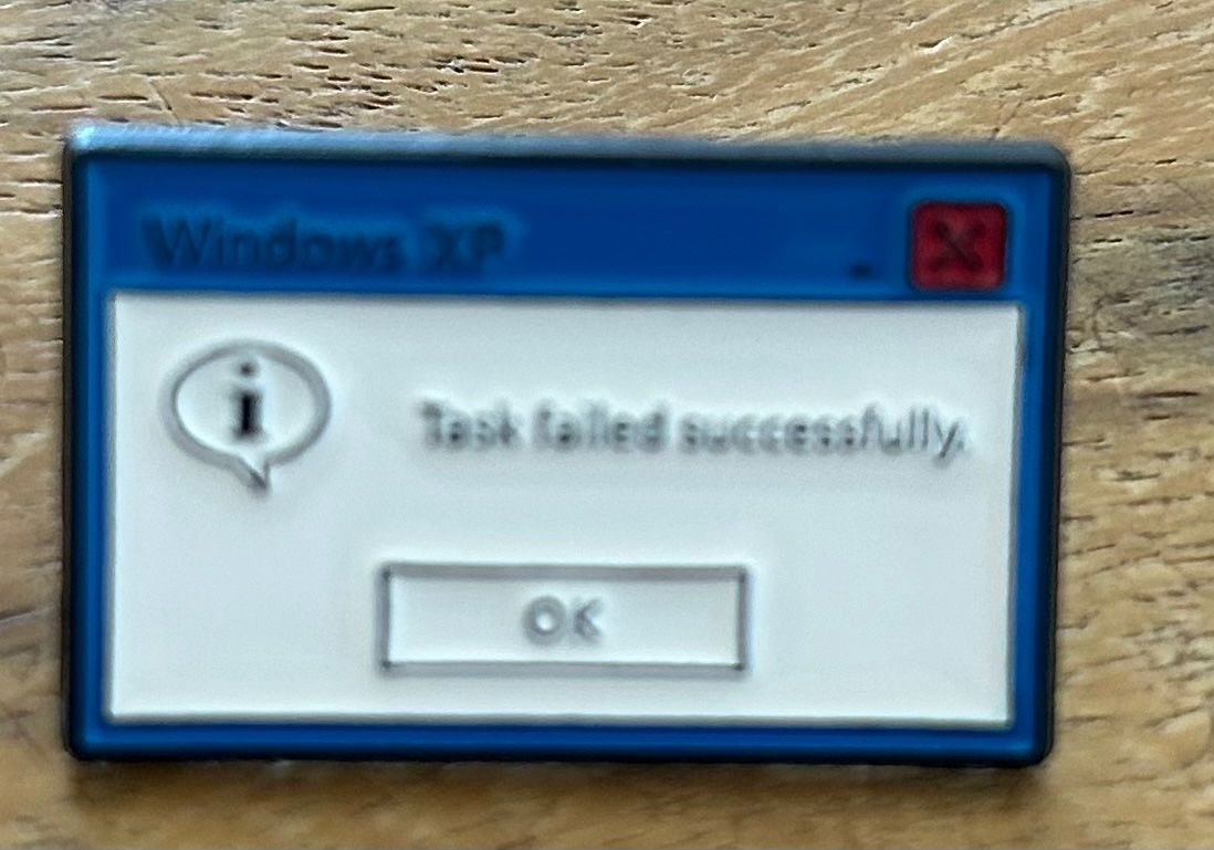 Plaquettes & Badges: Pin Task Failed Successfully. – Neuf avec emballage d'origine à Geneve par vane267