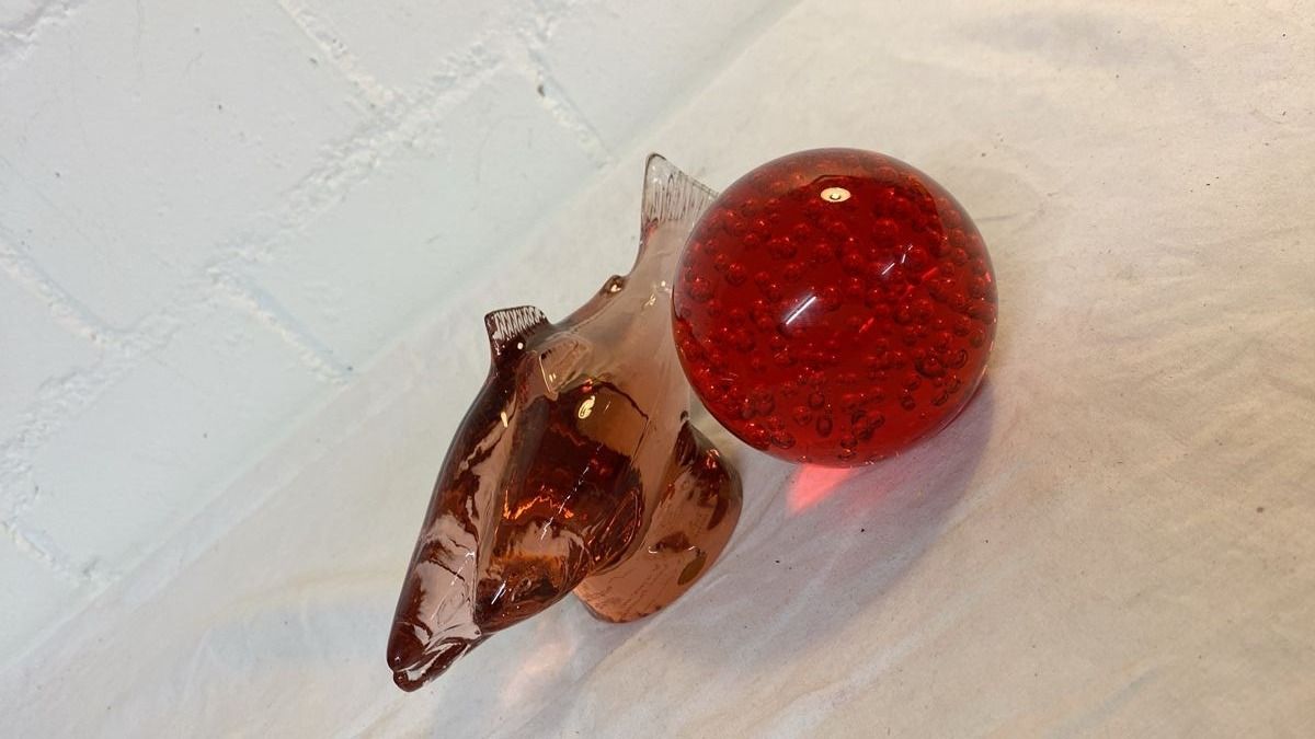 Kosta Boda Statuette: Glasfisch Kosta mit Glaskugel Deko rot – Usato da sursee venduto da trilli-tralli 1