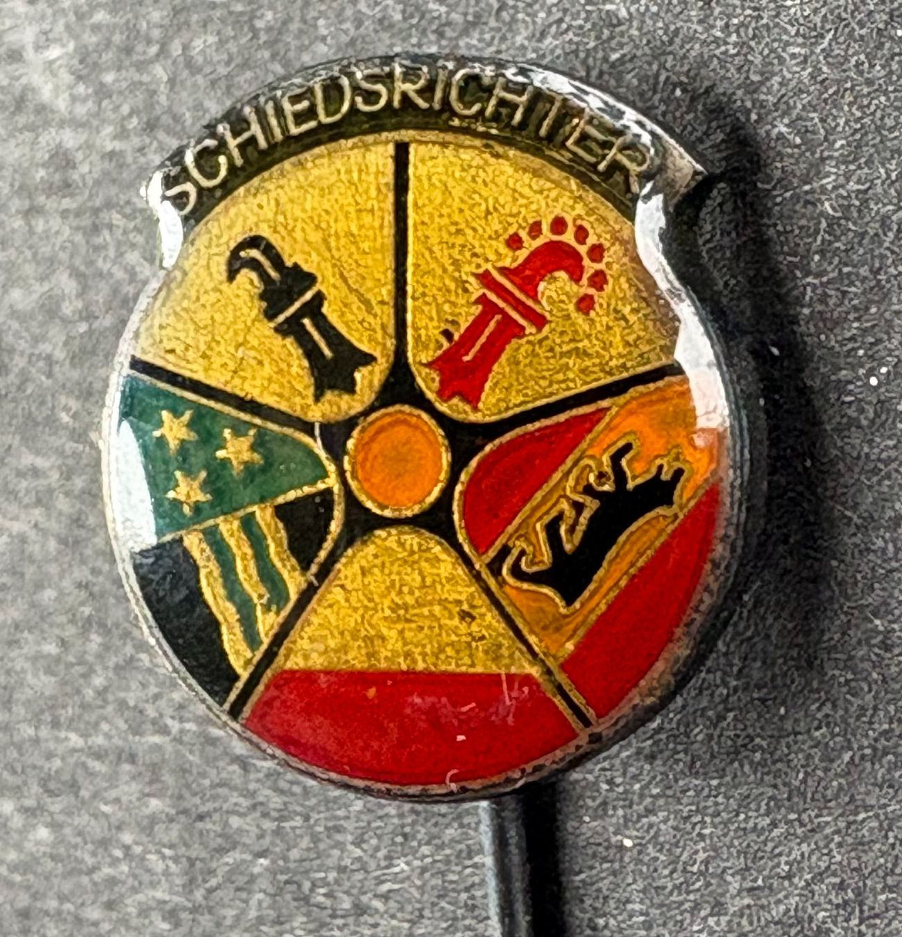 Placchette & Badge: ANSTECKNADEL SCHIEDSRICHTER – Usato da Ostermundigen venduto da wini63 2