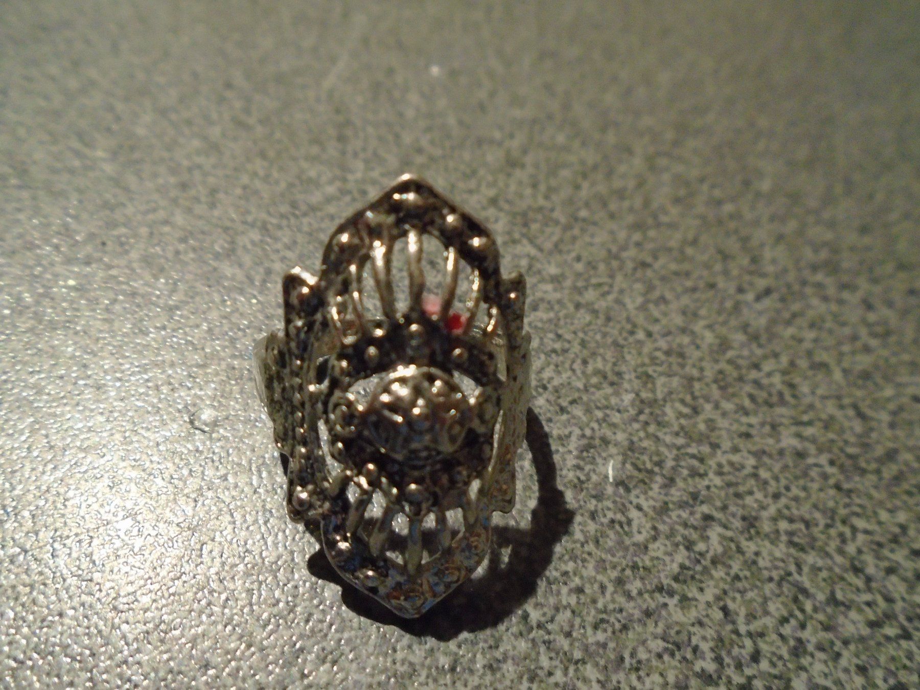 Bagues: Ring, silberfarbig, oval, Gittermuster – Neuf avec emballage d'origine à Zürich par abraxas1291 1