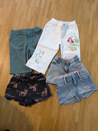 Lot 4 : habits fille taille 122 à 128