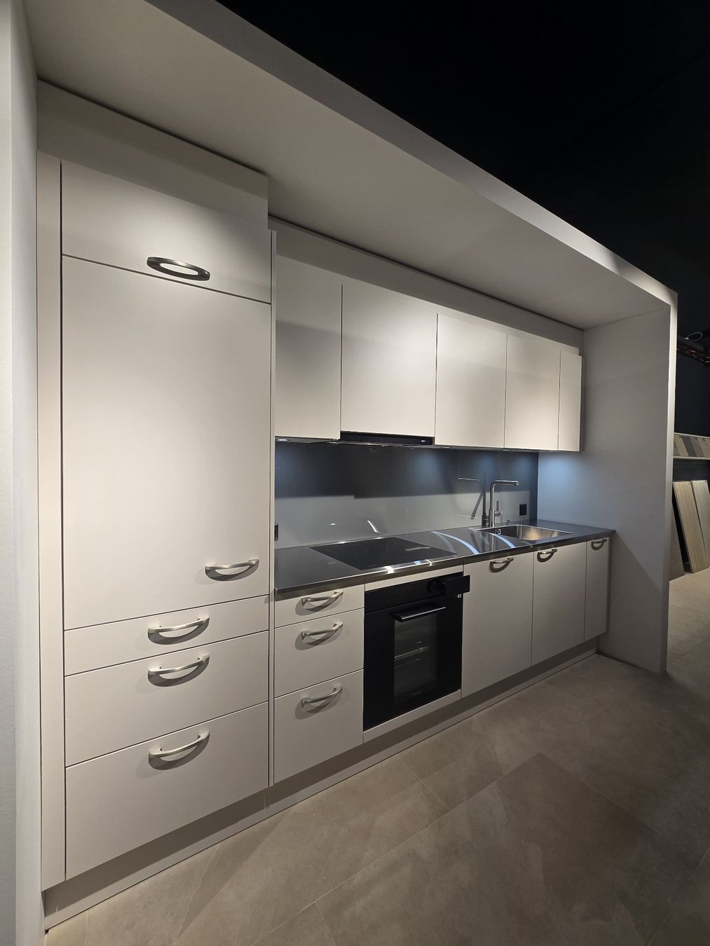 Cucine complete: Ausstellungsküche mit Edelstahlabdeckung – Usato da Niederlenz venduto da stiiifff_85 1