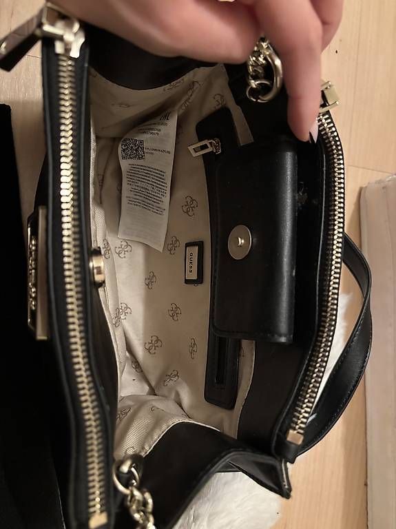 Sacs femmes: Guess Umhängetasche schwarz – D'occasion à Kehrsatz par ale_zpc6 1