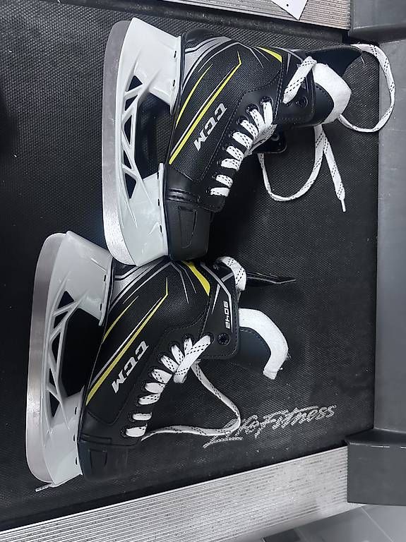 Ccm Schlittschuhe: Ccm schlittachuhe 37 EU – Gebraucht aus Hausen am Albis von ysgem 1