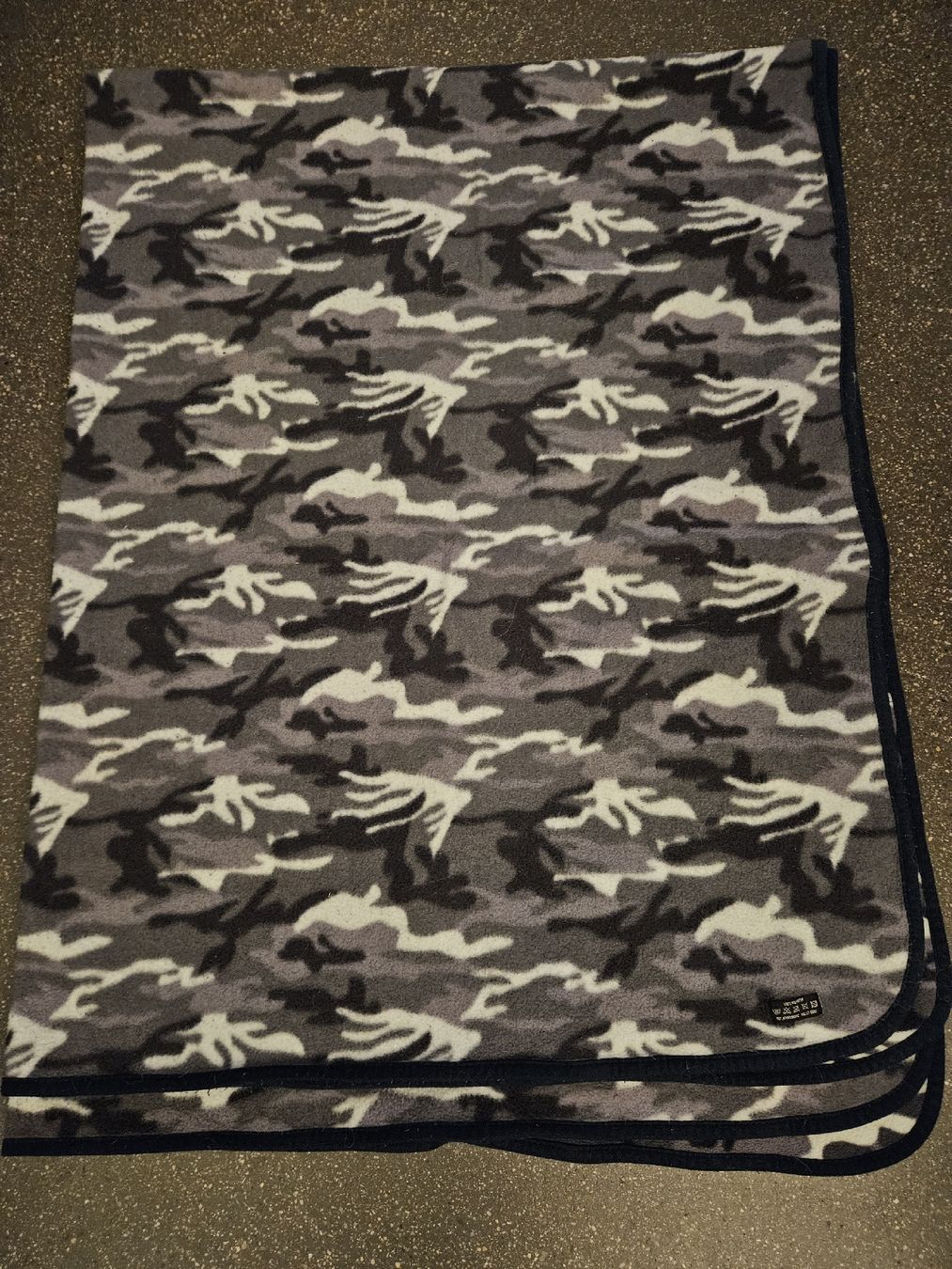 Coperte: grosse Decke mit Camouflage Muster  – Usato da Anwil venduto da tamoos