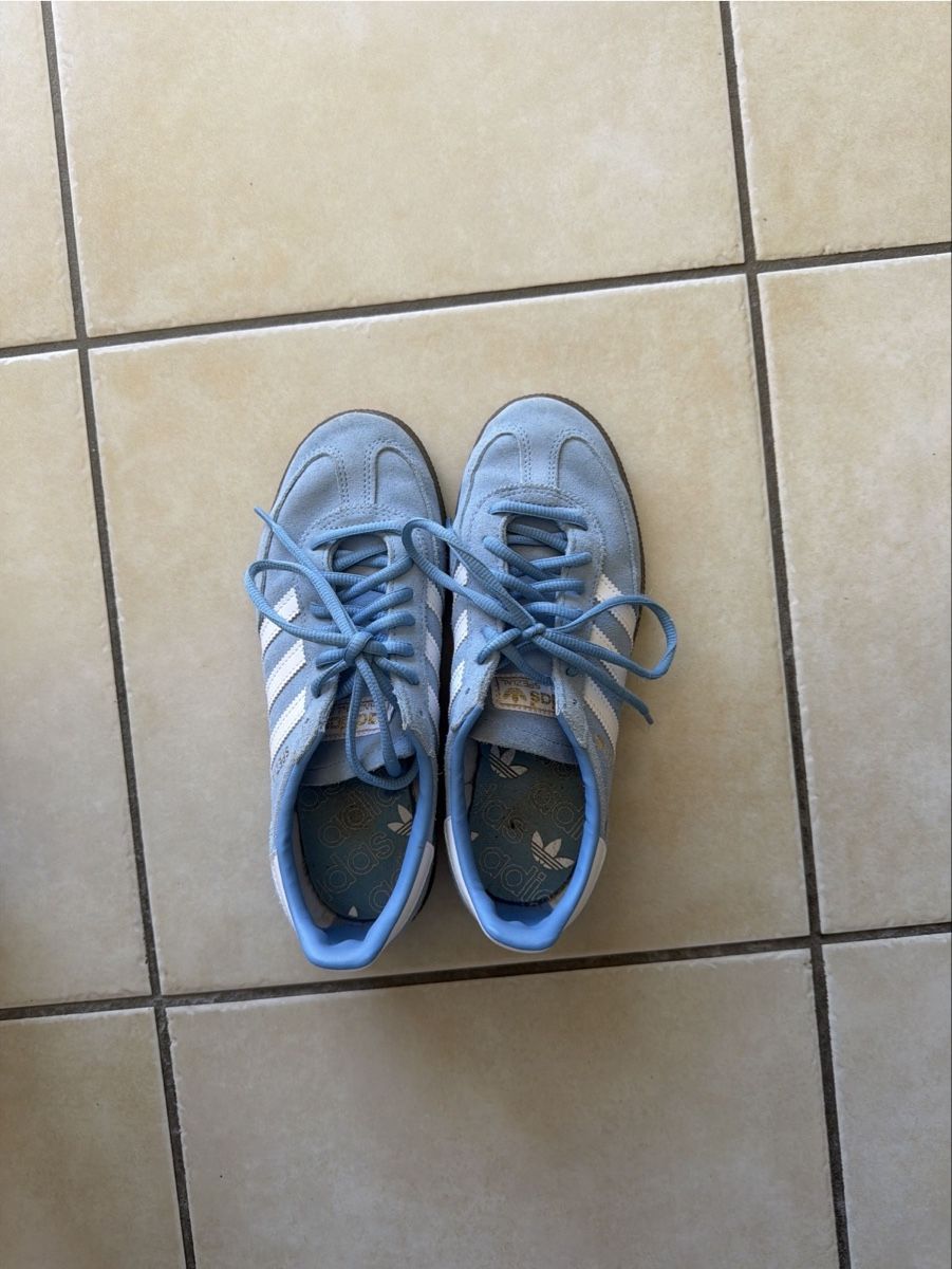 Chaussures hommes: Adidas Spezial Sneaker hellblau weiss – D'occasion à Utzigen par Natalie_Jenni