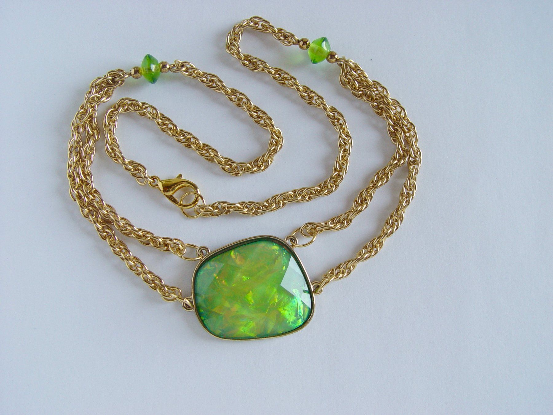 Ketten: Modeschmuck Collier mit schillerndem Anhänger – Gebraucht aus Henggart von