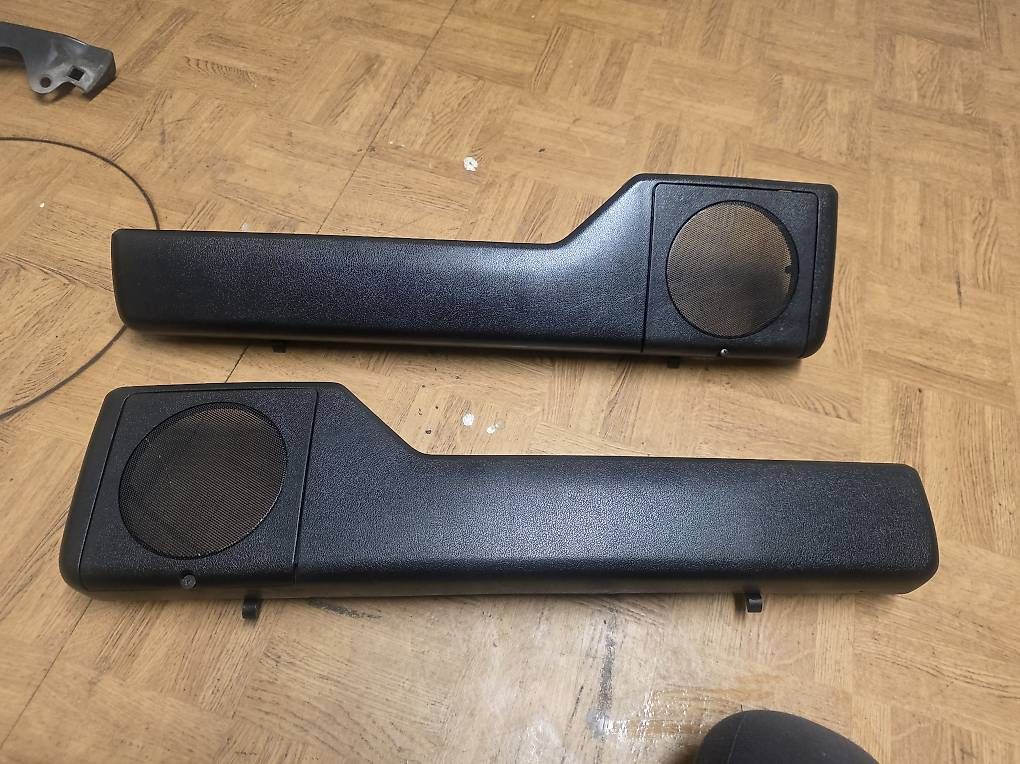 Supporti a parete: Golf 2 Türfach mit Boxenhalterung – Usato da Muotathal venduto da Timistin 1