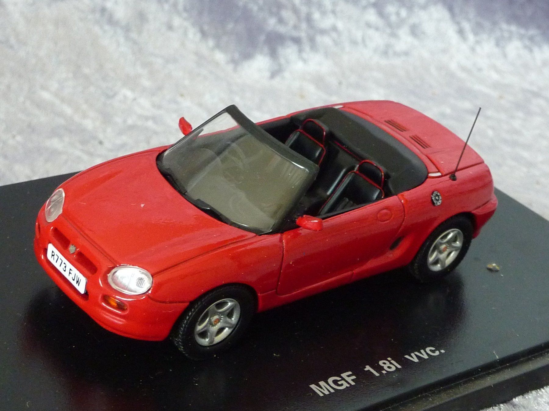 MG Modellini d'auto: MGF 1:8i rot  1:43 – Nuovo e nell'imballaggio originale da Dürrenäsch venduto da modellautos4you 1