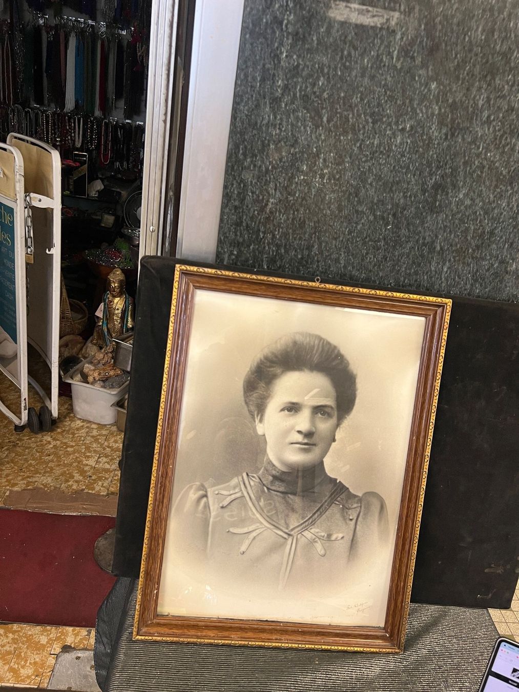 Poster & Bilder: PHOTO ANCIENNE AVEC UNE INSCRIPTION – Gebraucht aus Genève von Qanil77