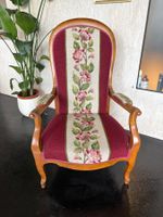 Antiker Stuhl / Sessel mit Blumenmuster im Landhausstil