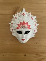 Deko Maske weiss mit Blumen verziert