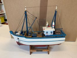 Modell-Schiff/Fischerboot/Krabbenkutter 33 x 10 x 29 cm hoch